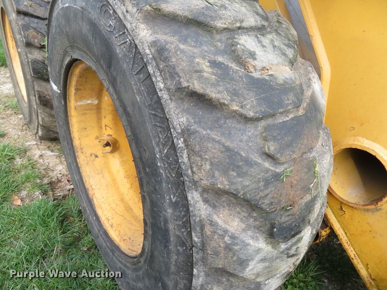 image for item FB9781 1999 John Deere 250  skid steer loader