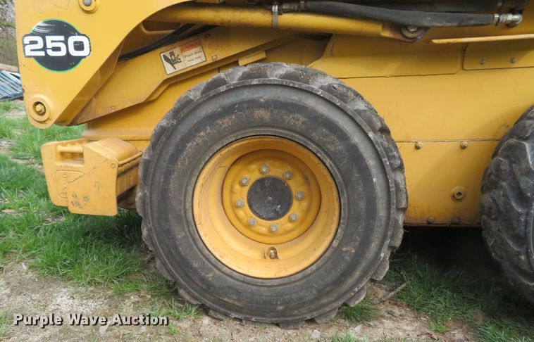 image for item FB9781 1999 John Deere 250  skid steer loader