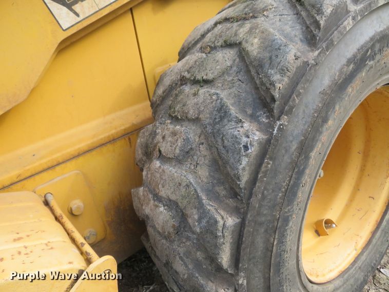 image for item FB9781 1999 John Deere 250  skid steer loader