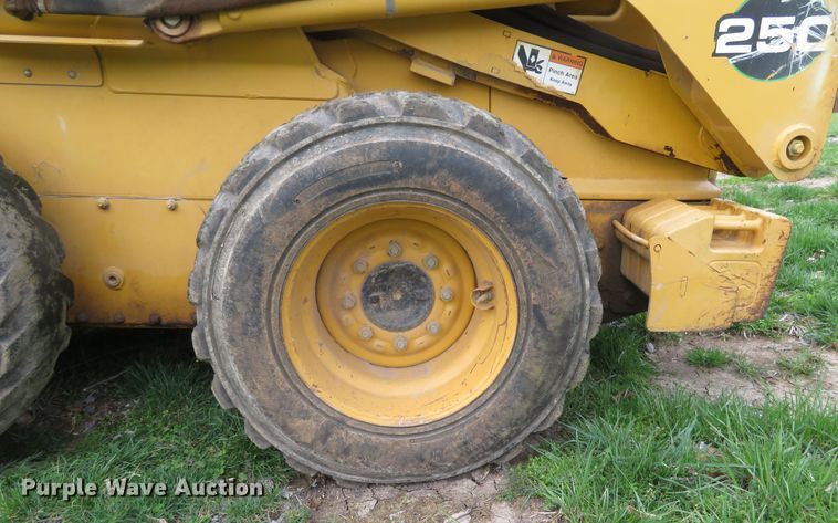 image for item FB9781 1999 John Deere 250  skid steer loader