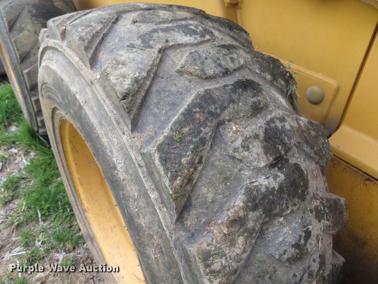 image for item FB9781 1999 John Deere 250  skid steer loader