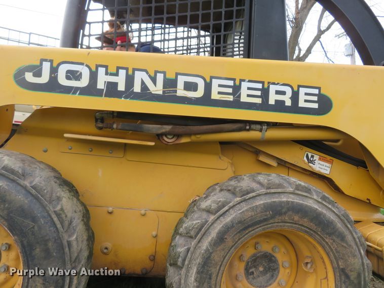 image for item FB9781 1999 John Deere 250  skid steer loader