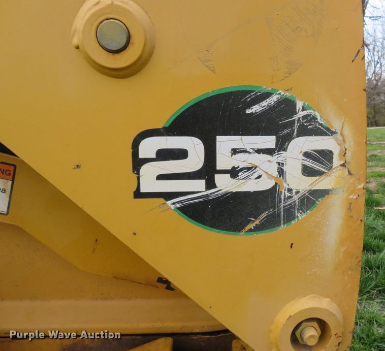 image for item FB9781 1999 John Deere 250  skid steer loader