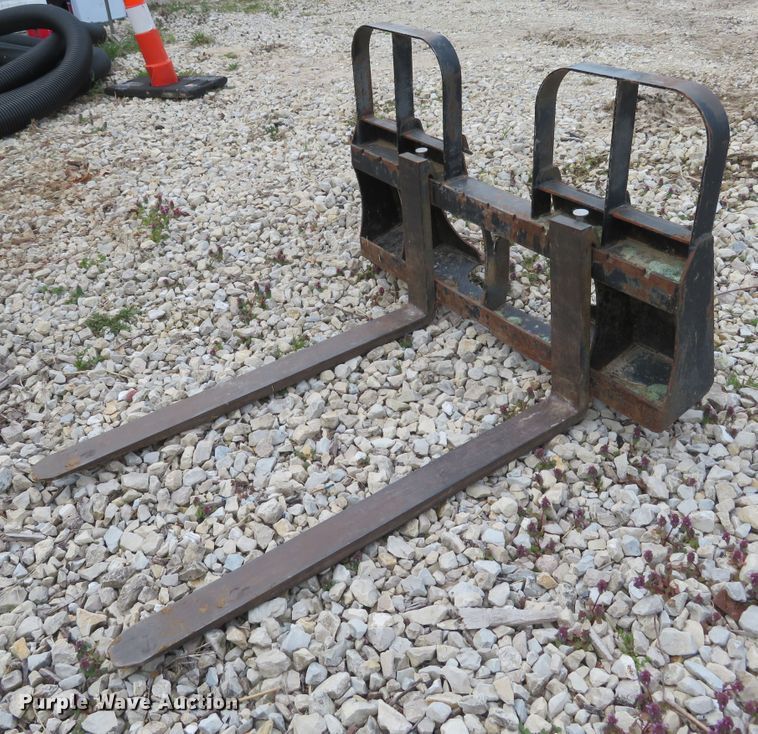 image for item FB9781 1999 John Deere 250  skid steer loader