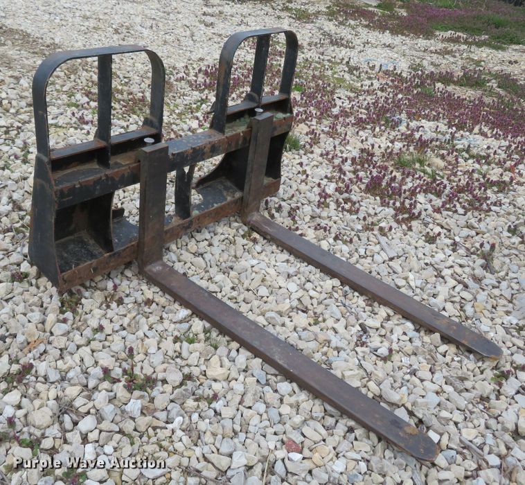 image for item FB9781 1999 John Deere 250  skid steer loader