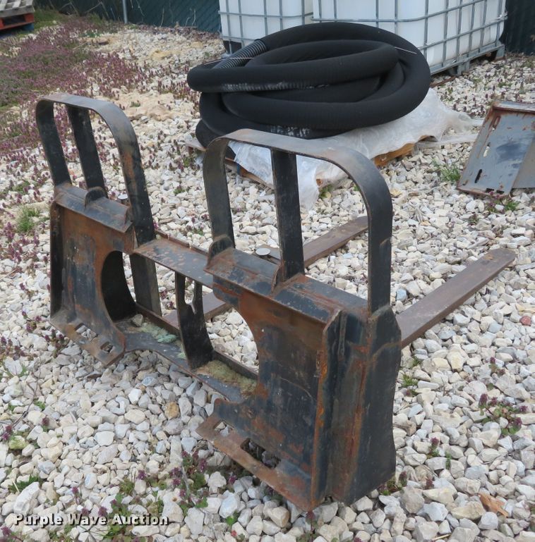 image for item FB9781 1999 John Deere 250  skid steer loader