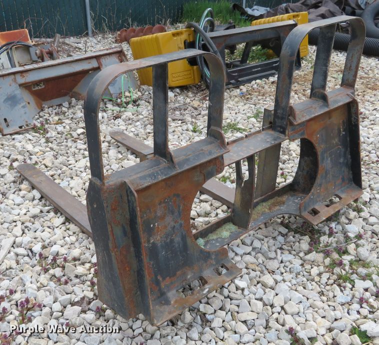 image for item FB9781 1999 John Deere 250  skid steer loader