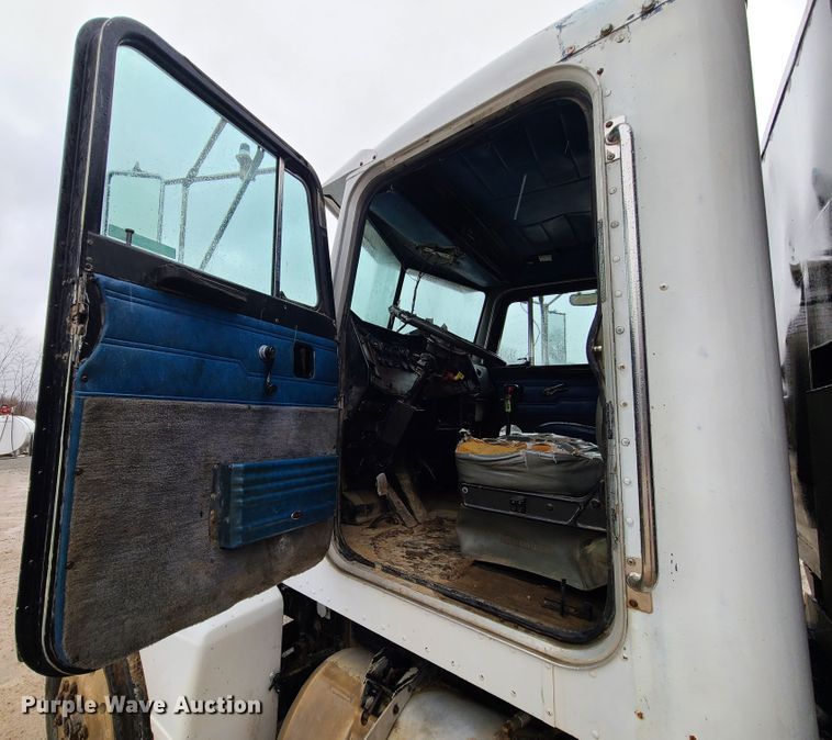 image for item IF9375 1990 Peterbilt 375  dump truck