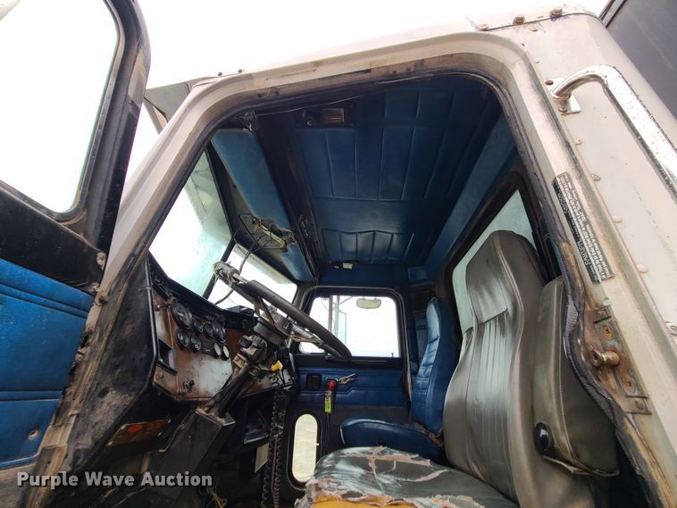 image for item IF9375 1990 Peterbilt 375  dump truck