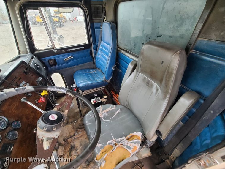 image for item IF9375 1990 Peterbilt 375  dump truck