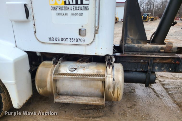 image for item IF9375 1990 Peterbilt 375  dump truck