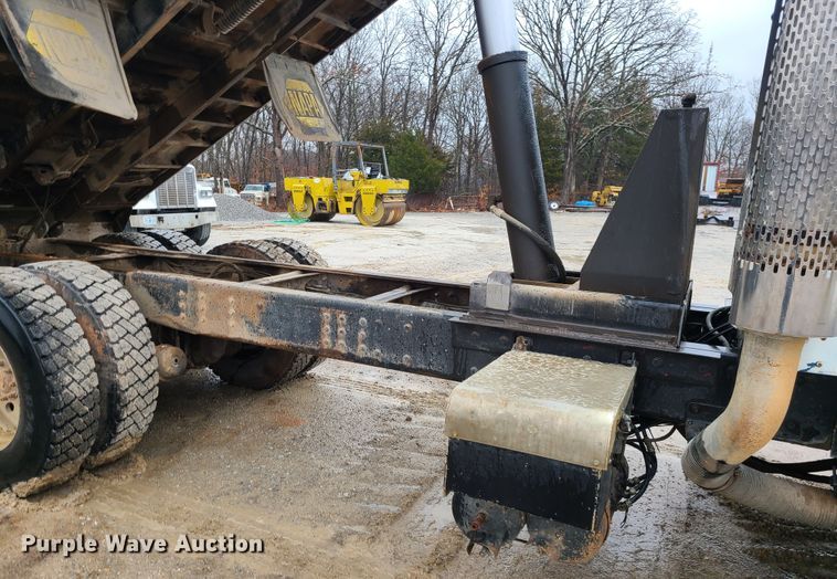 image for item IF9375 1990 Peterbilt 375  dump truck