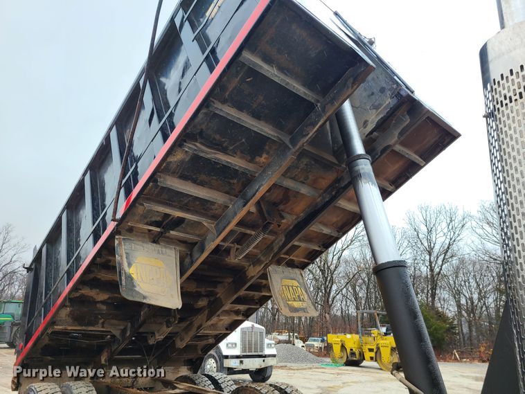 image for item IF9375 1990 Peterbilt 375  dump truck