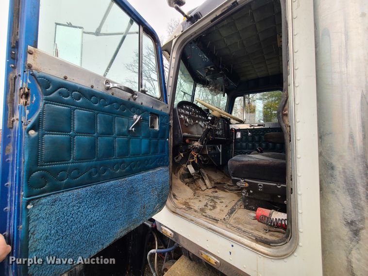 image for item IF9377 1985 Peterbilt 359  dump truck