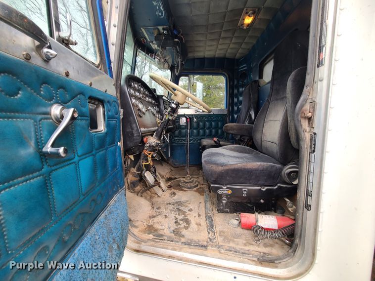 image for item IF9377 1985 Peterbilt 359  dump truck