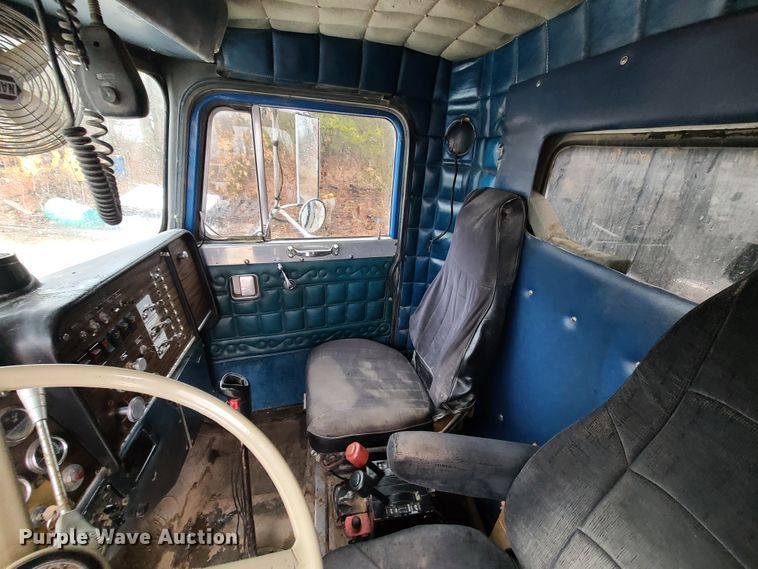 image for item IF9377 1985 Peterbilt 359  dump truck