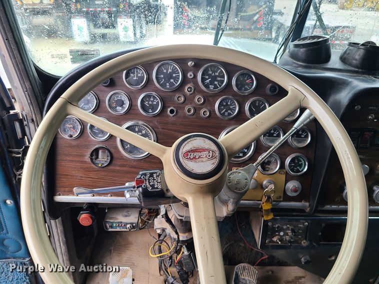 image for item IF9377 1985 Peterbilt 359  dump truck