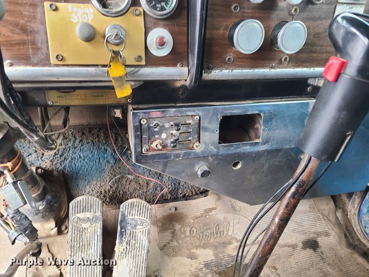 image for item IF9377 1985 Peterbilt 359  dump truck