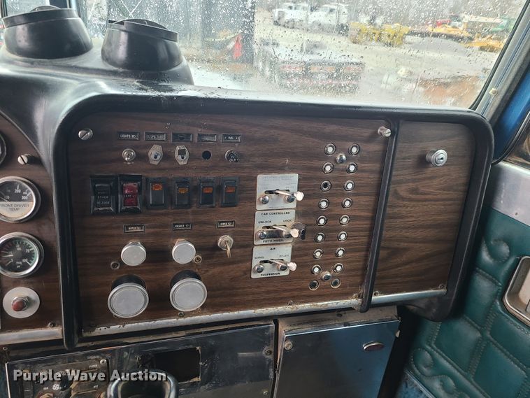 image for item IF9377 1985 Peterbilt 359  dump truck