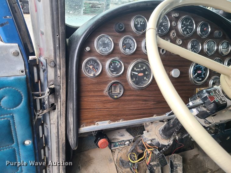 image for item IF9377 1985 Peterbilt 359  dump truck