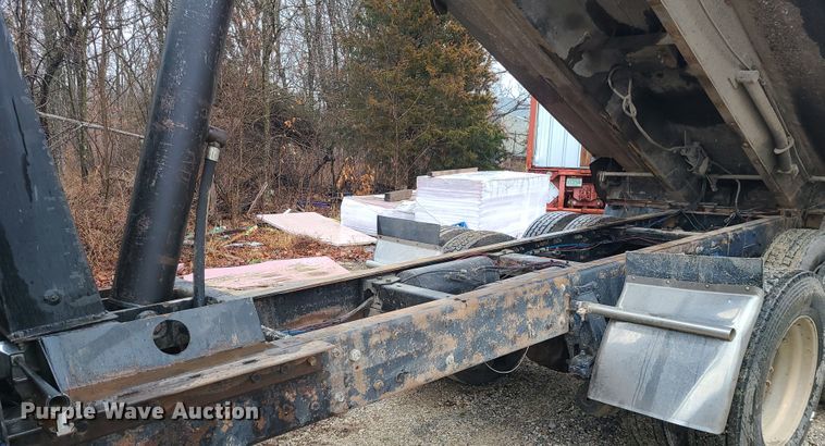 image for item IF9377 1985 Peterbilt 359  dump truck