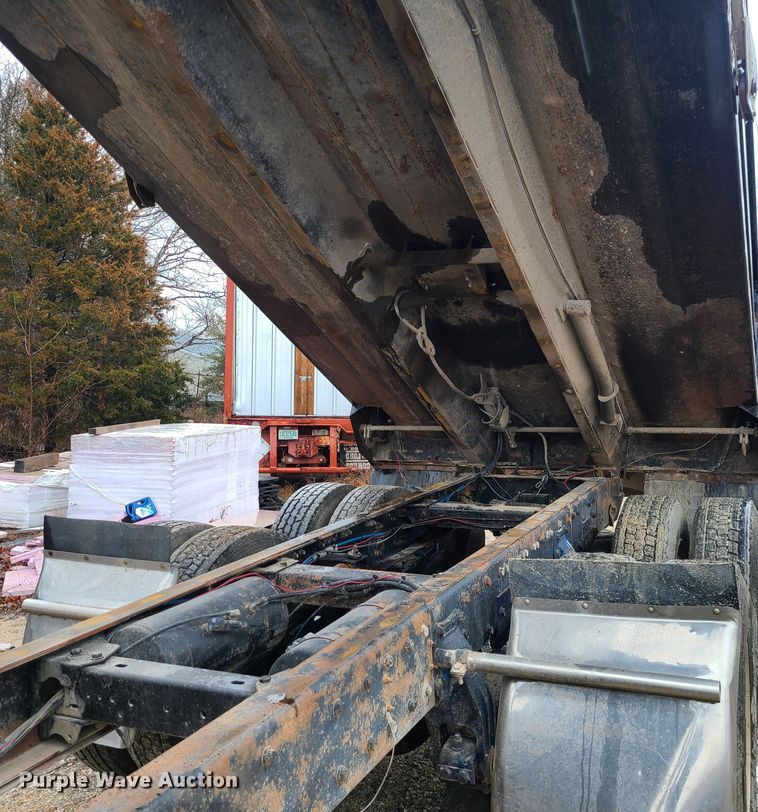 image for item IF9377 1985 Peterbilt 359  dump truck