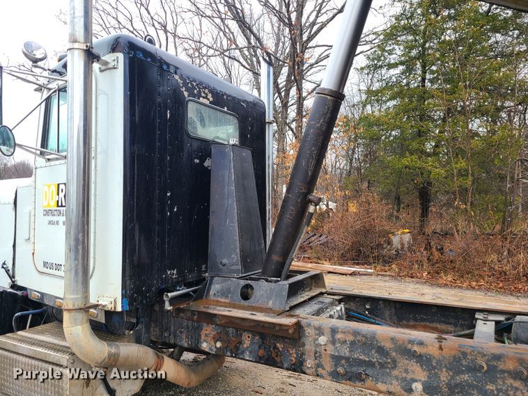 image for item IF9377 1985 Peterbilt 359  dump truck