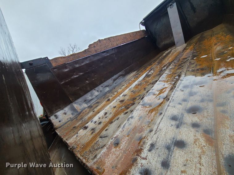 image for item IF9377 1985 Peterbilt 359  dump truck