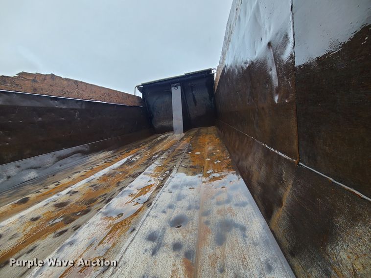 image for item IF9377 1985 Peterbilt 359  dump truck