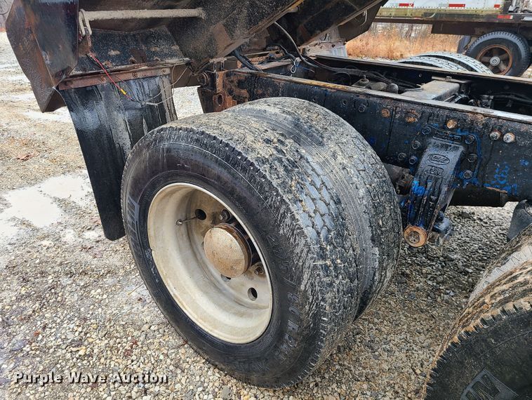 image for item IF9377 1985 Peterbilt 359  dump truck