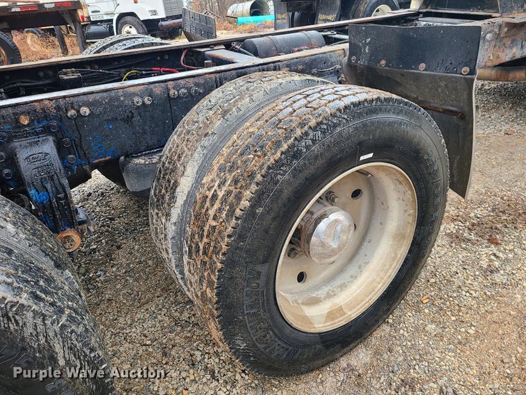 image for item IF9377 1985 Peterbilt 359  dump truck