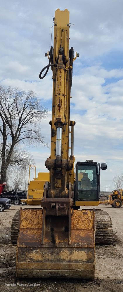 image for item IF9390 2004 John Deere 450C LC  excavator