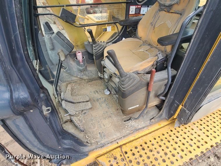 image for item IF9390 2004 John Deere 450C LC  excavator