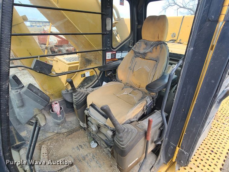 image for item IF9390 2004 John Deere 450C LC  excavator