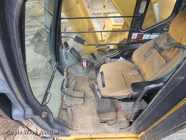 image for item IF9390 2004 John Deere 450C LC  excavator