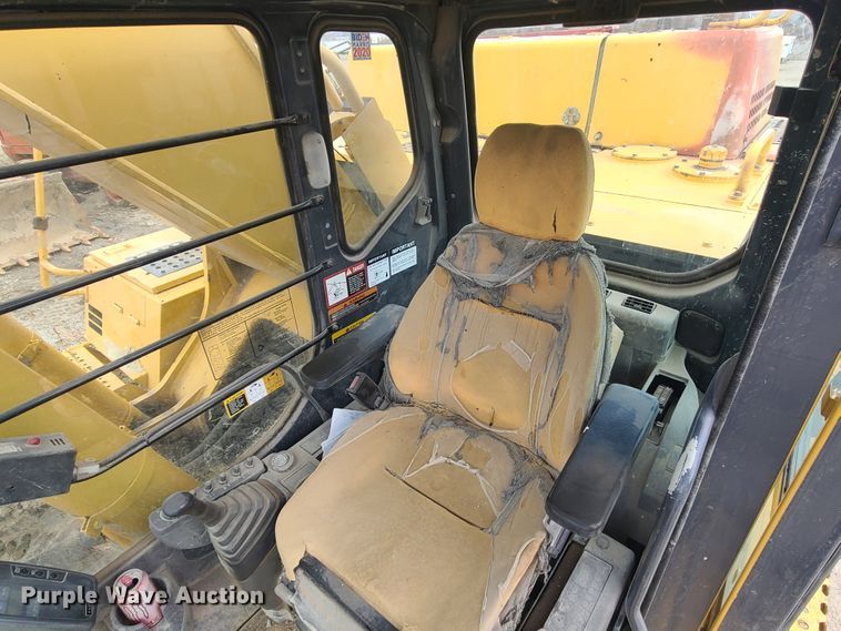 image for item IF9390 2004 John Deere 450C LC  excavator