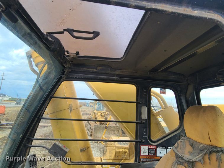 image for item IF9390 2004 John Deere 450C LC  excavator