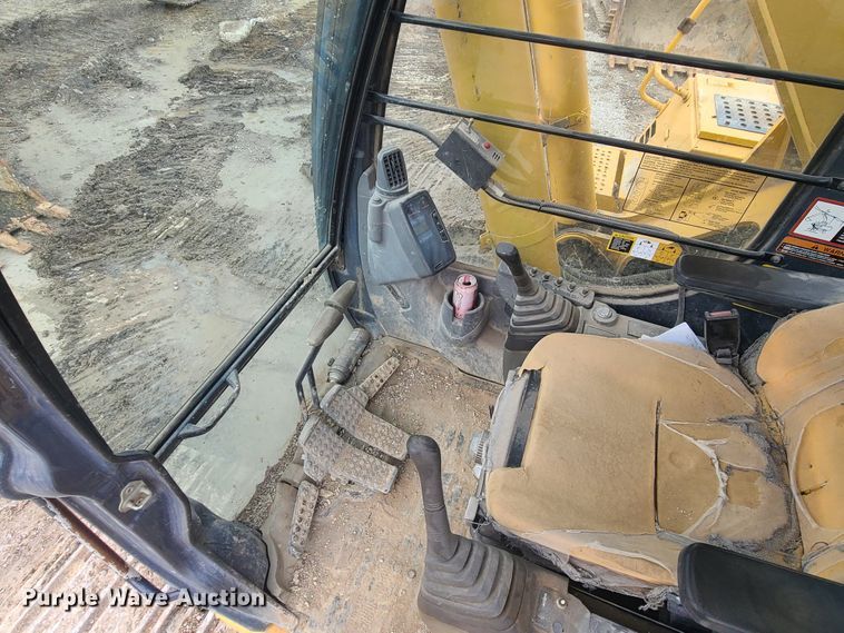 image for item IF9390 2004 John Deere 450C LC  excavator