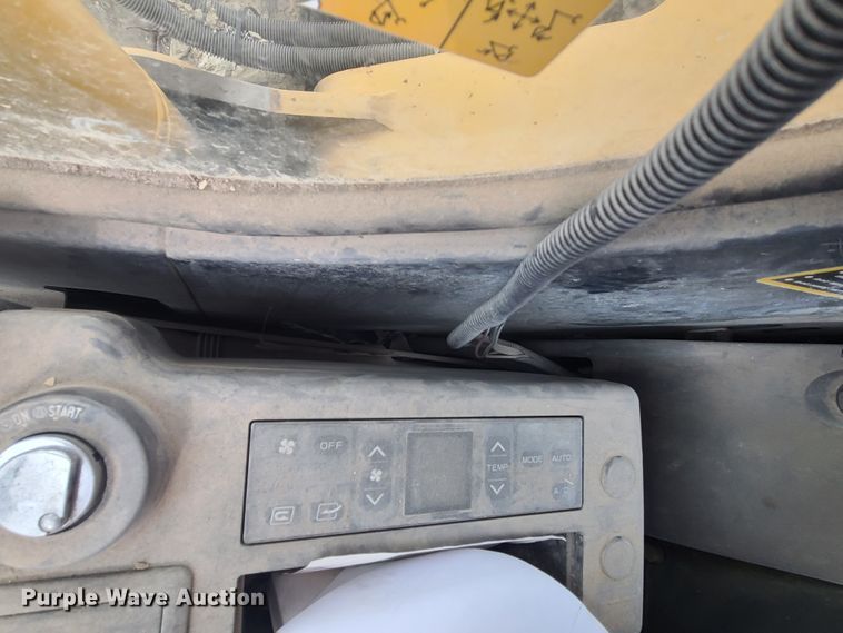 image for item IF9390 2004 John Deere 450C LC  excavator