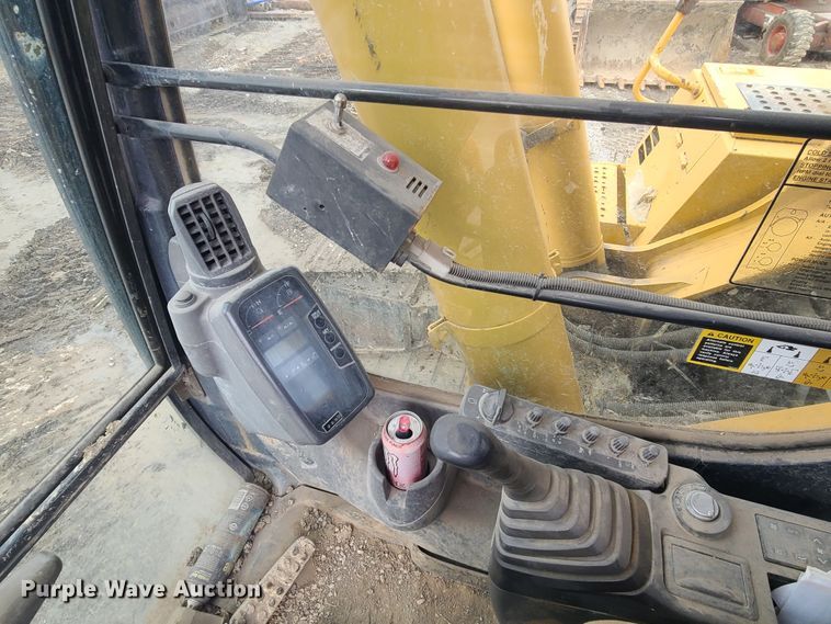 image for item IF9390 2004 John Deere 450C LC  excavator