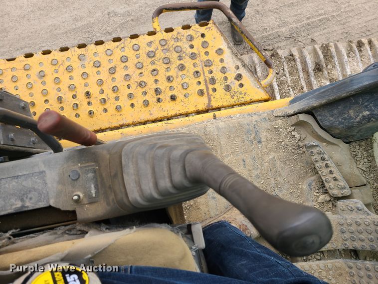 image for item IF9390 2004 John Deere 450C LC  excavator