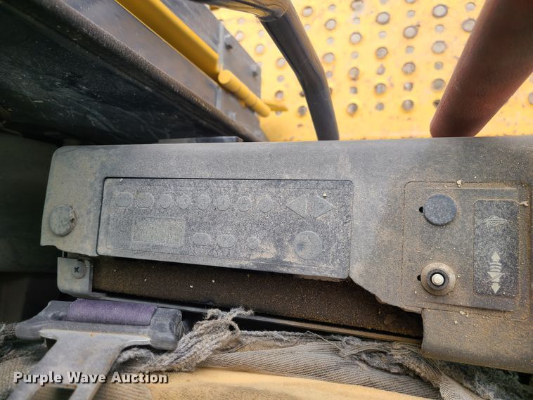 image for item IF9390 2004 John Deere 450C LC  excavator