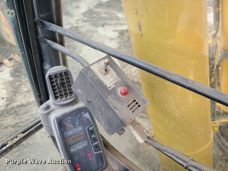 image for item IF9390 2004 John Deere 450C LC  excavator