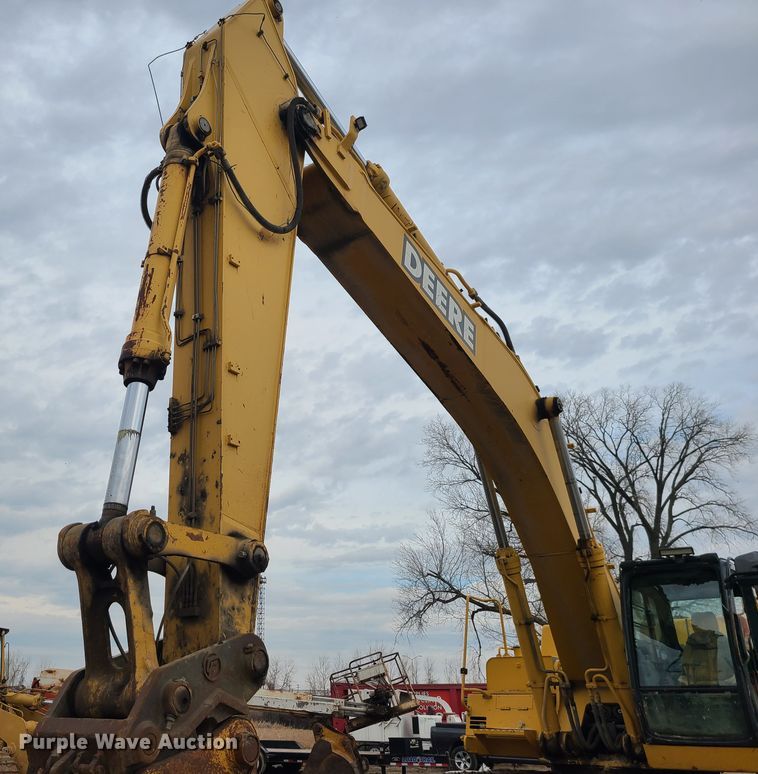 image for item IF9390 2004 John Deere 450C LC  excavator