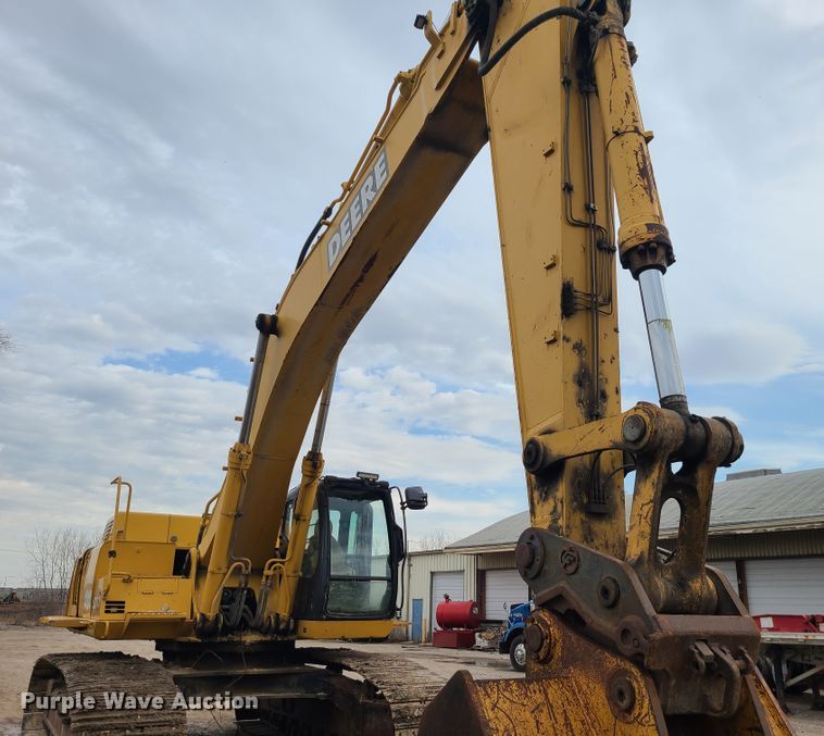 image for item IF9390 2004 John Deere 450C LC  excavator