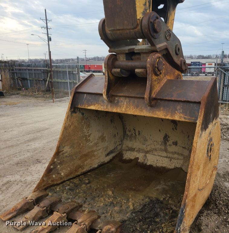 image for item IF9390 2004 John Deere 450C LC  excavator