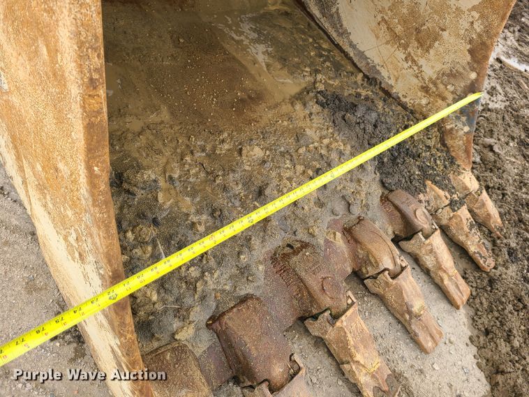 image for item IF9390 2004 John Deere 450C LC  excavator