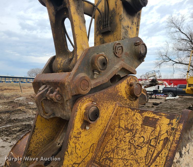 image for item IF9390 2004 John Deere 450C LC  excavator