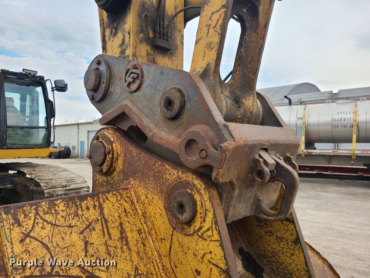 image for item IF9390 2004 John Deere 450C LC  excavator