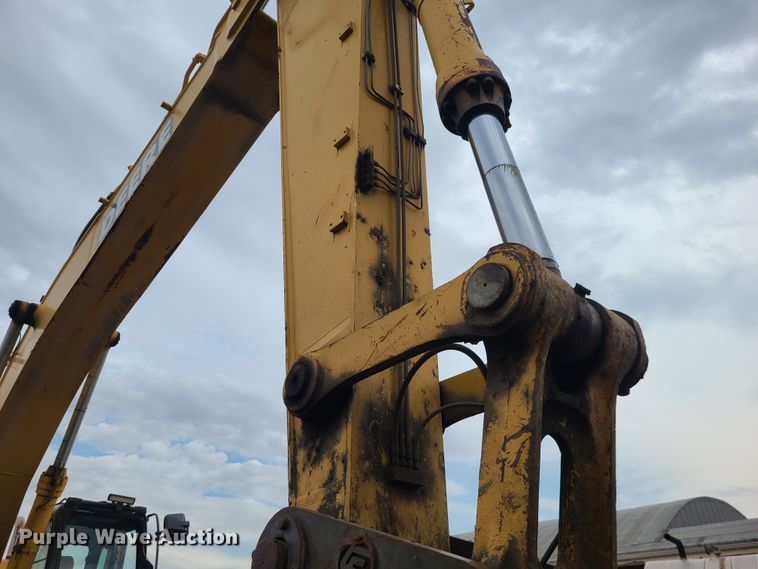 image for item IF9390 2004 John Deere 450C LC  excavator